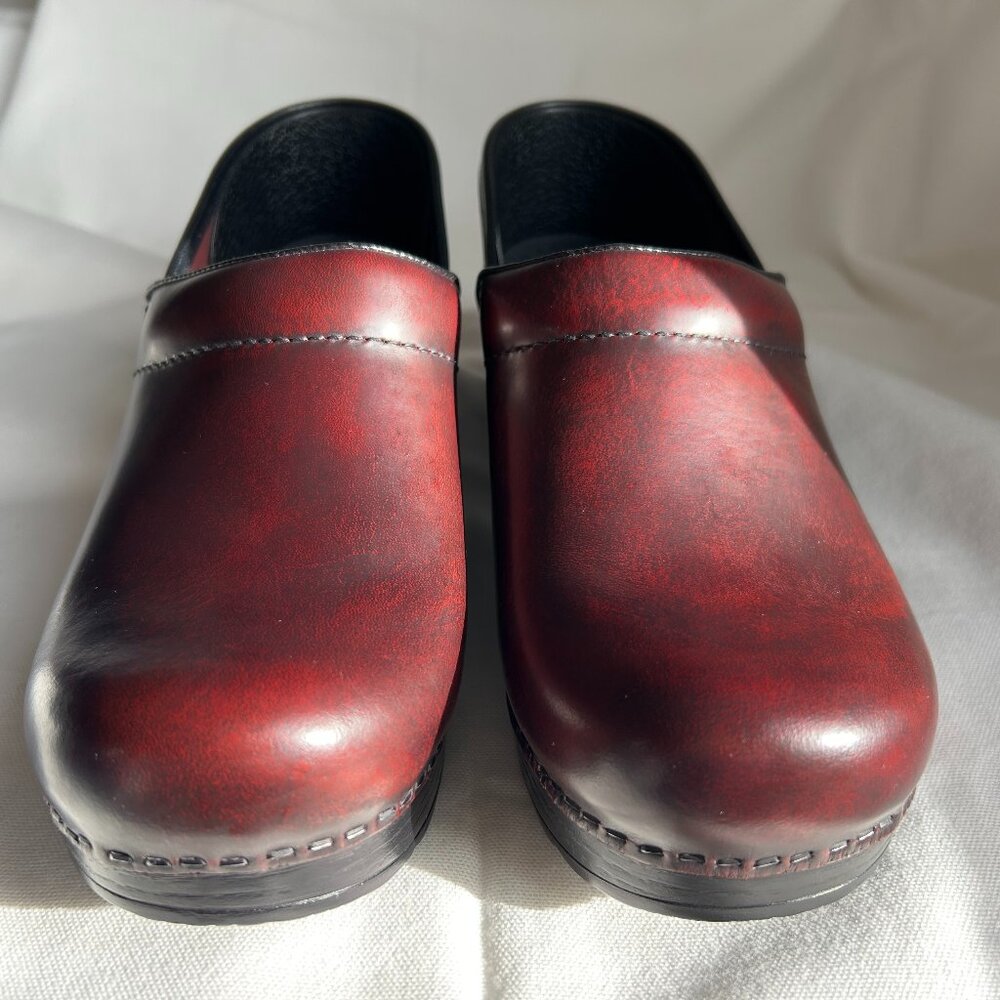 Dansko Brown with Red Undertone Leather Clogs Size 39 EU, 8.5 US-new without box